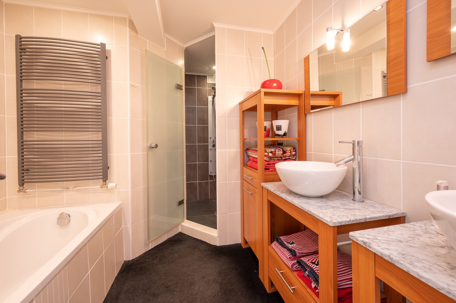 Uitzonderlijk appartement (232m2) met 4 slaapkamers en ruim terras op topligging met zicht over de kerk te Dumortierlaan. 