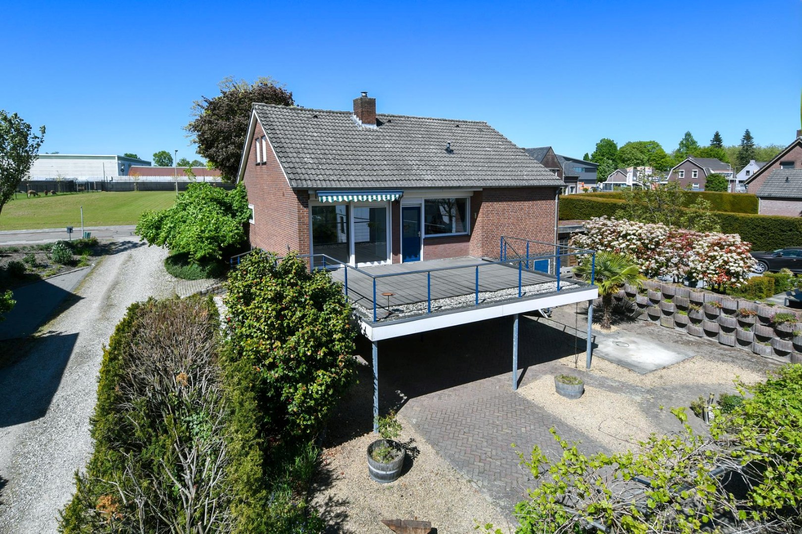 Verrassend ruime levensloopbestendige woning met vier slaapkamers, terras en souterrain met ruime hobbyruimte en inpandige garage. 