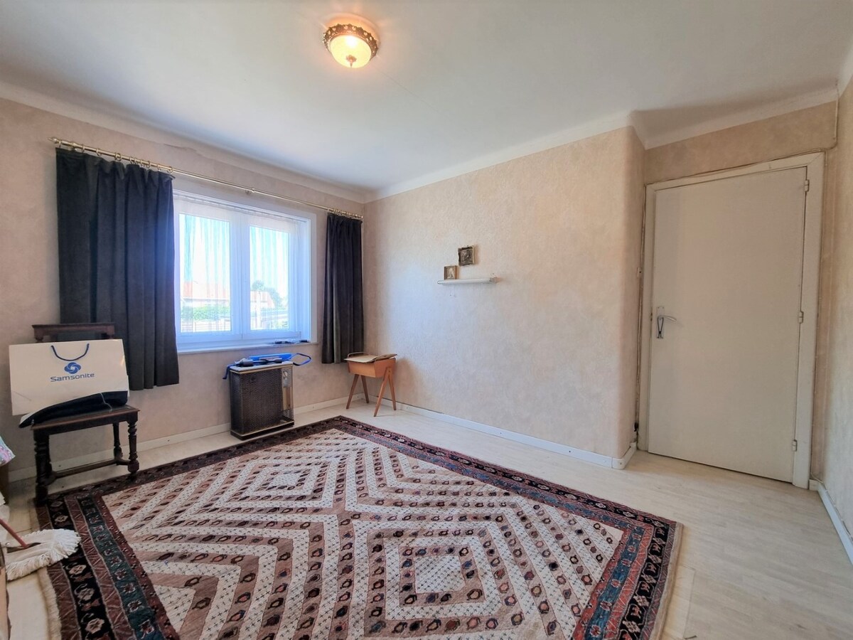 Halfopen woning met oprit, garage en grote tuin te Oudenburg 