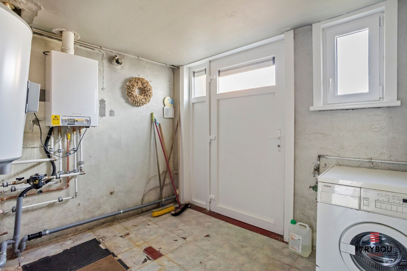 Centraal gelegen, halfopen woning met loods op perceel van 625m² 