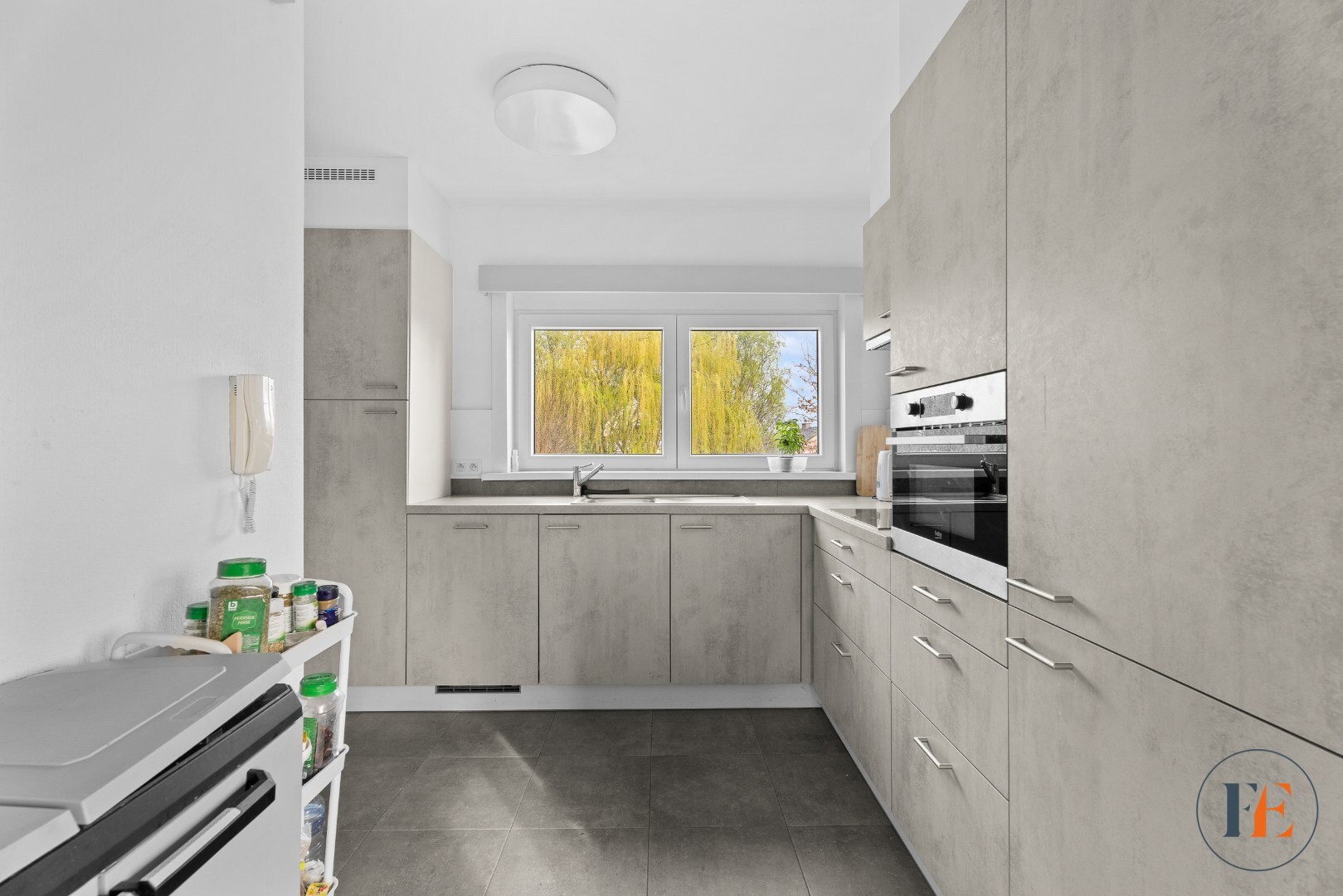 Buitenkans! Duplex appartement  met garage en tuin 