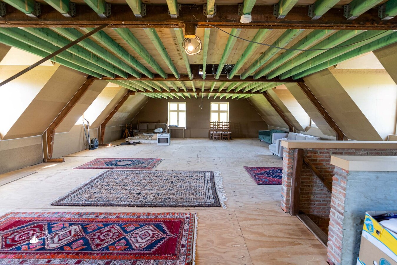 Stijlvolle villa met diverse bijgebouwen en graslanden op circa 3ha 