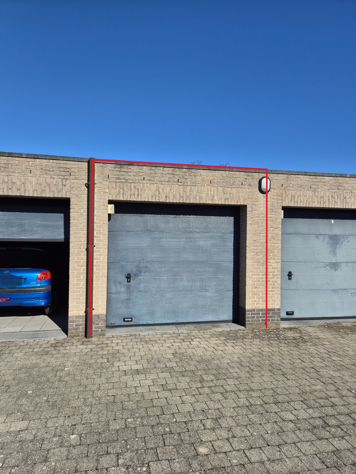 Goed gelegen, afgesloten garage. 