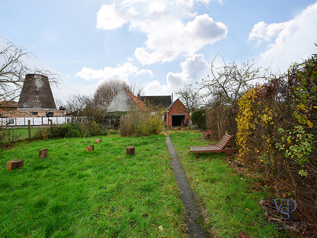 Karaktervolle, te renoveren woning (op bijna 900 m²). 