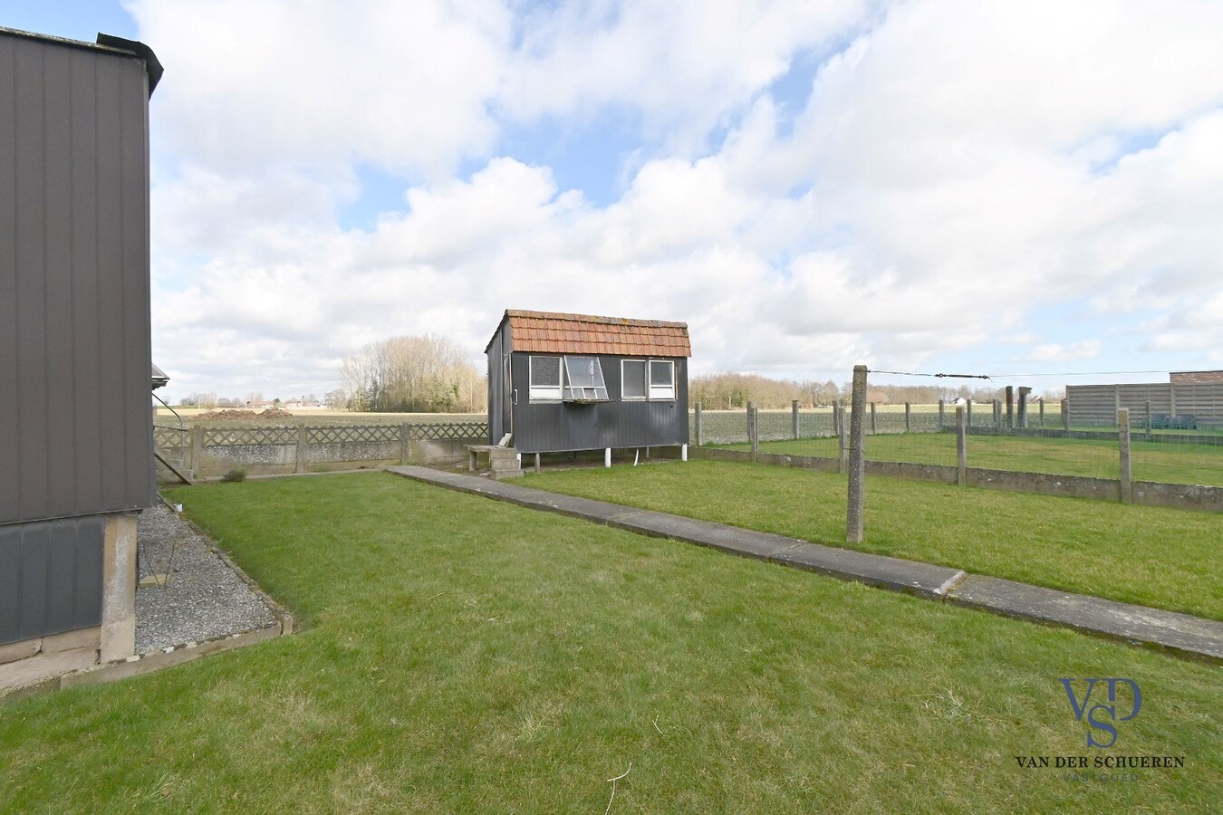 Half Open gezinswoning met potentieel 