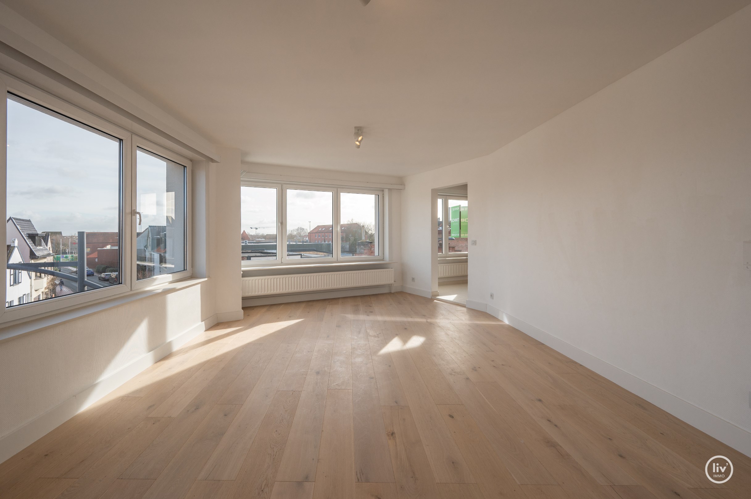 Ruim hoekappartement gelegen nabij de Lippenslaan, het station en Duinenwater. 