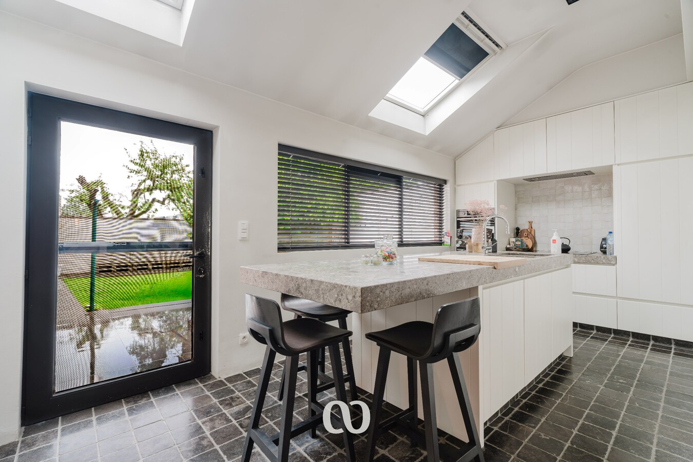 Instapklare woning met tuin en bijgebouw in het centrum van Kruishoutem 