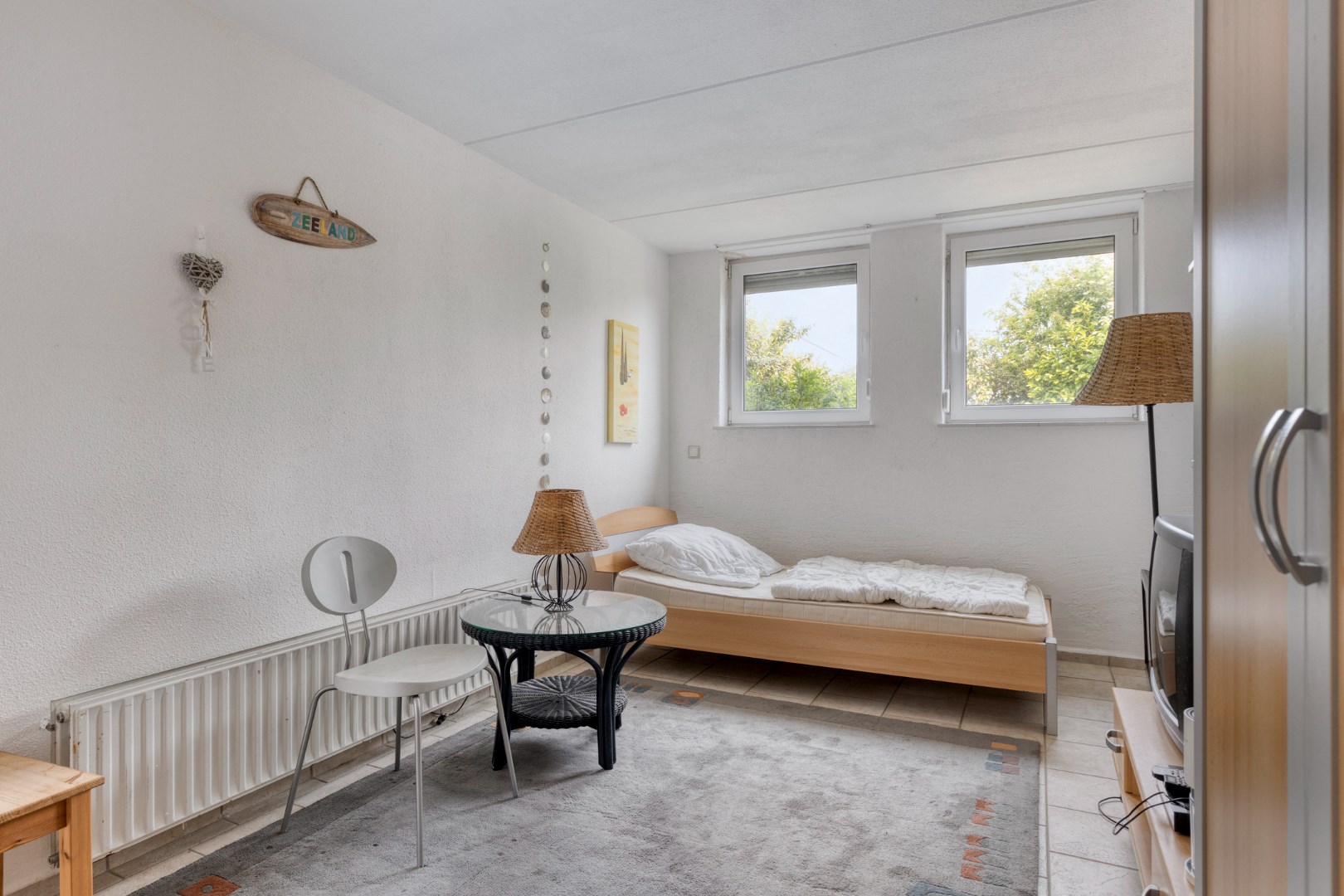 Vrijstaande 8-persoons vakantiewoning, gelegen op een unieke plek met vrij uitzicht over de Oosterschelde, kijkend richting het schilderachtige Zierikzee, wacht deze woning op een nieuwe eigenaar! 