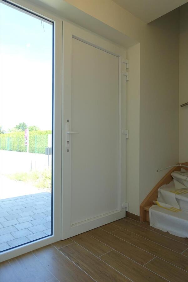 Half-open nieuwbouwwoning met zonnige tuin 