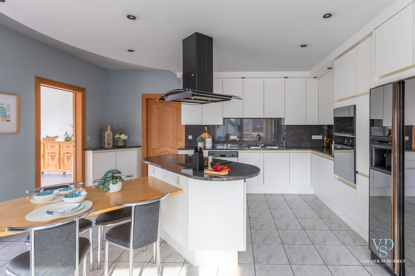 Lichtrijke, stijlvolle villa  (EPC van 254 !). 