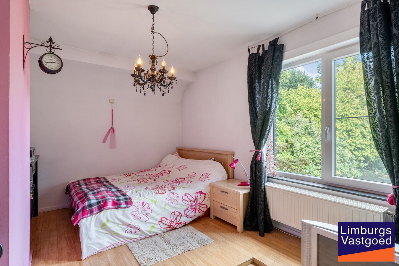Centraal gelegen woning, 4 slpk, 180 m² bewoonbare oppervlakte, 9a 99ca 