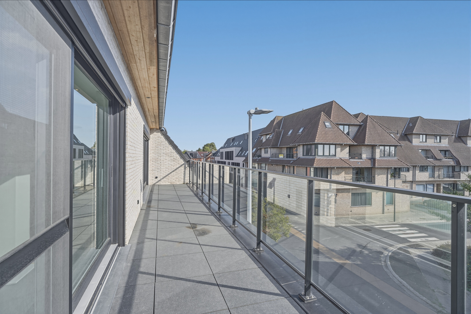 KIJKDAG 25 oktober van 10u tot 12u &amp; 14u tot 16u - Ruim instapklaar nieuwbouwappartement (167 m²) met 3 slaapkamers en groot terras in centrum Eernegem 