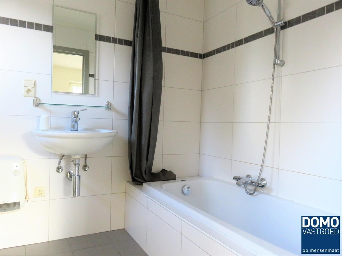 Ruim duplexappartement met 2 slaapkamers op een centrale ligging in Diepenbeek. 