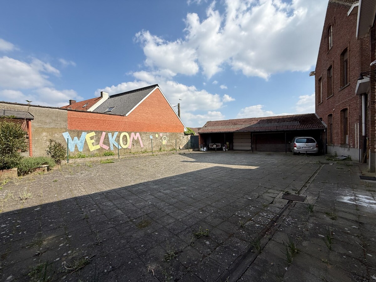 Grote eigendom met atelier. 