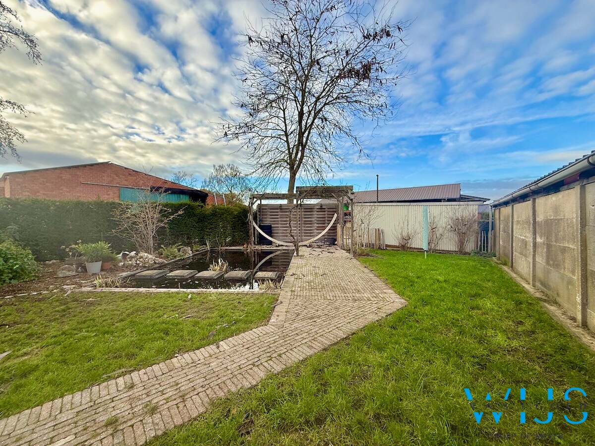 Gelijkvloers appartement met tuin en garage te OOSTEEKLO ! 