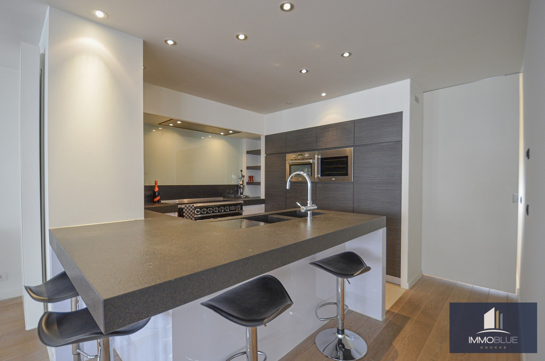 Topaanbieding – Uitzonderlijk ruim appartement gelegen in een stijlvolle residentie. 