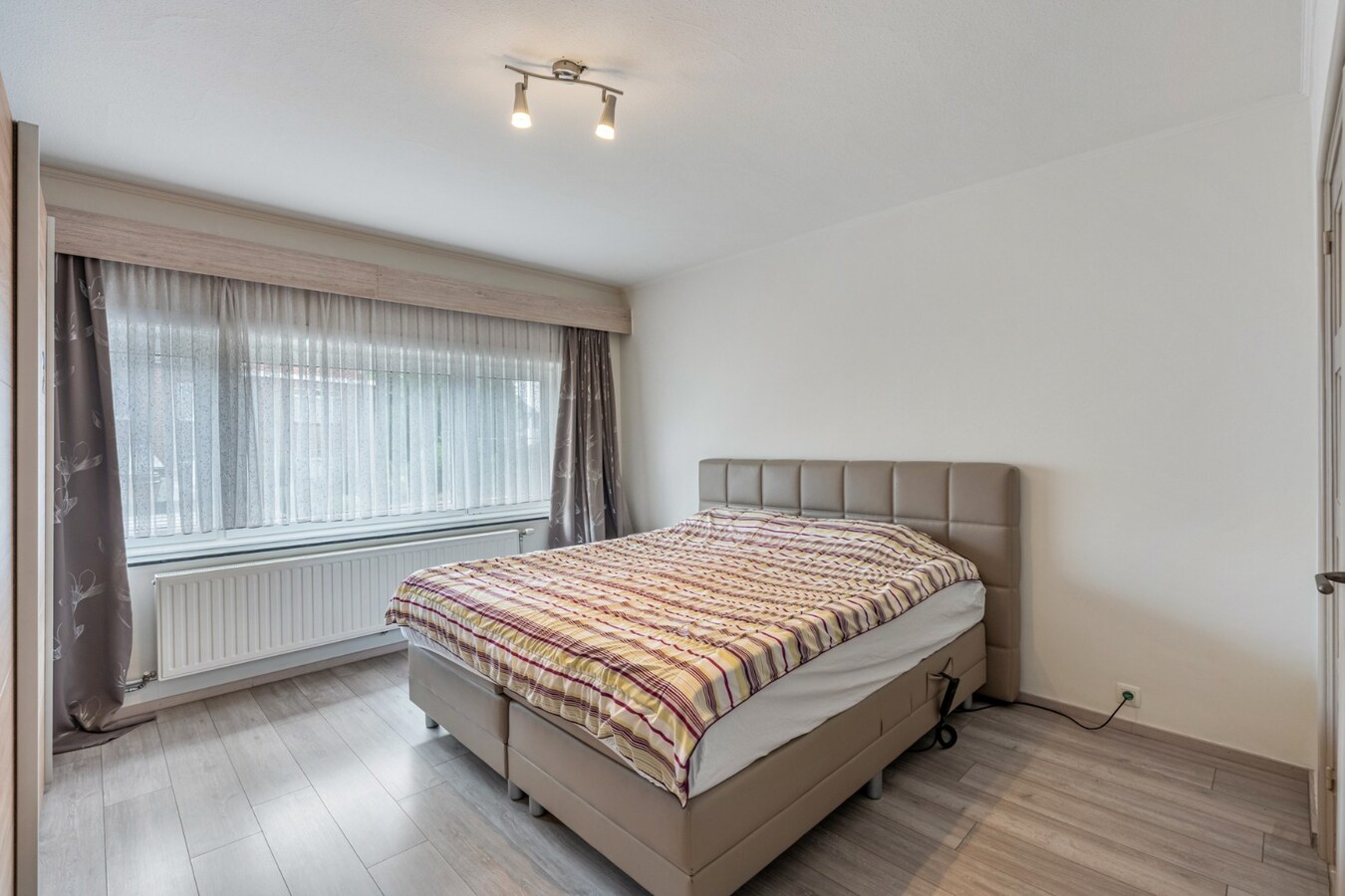 Een verrassend ruime half-vrijstaande stadswoning op perceel van 4a23ca. 