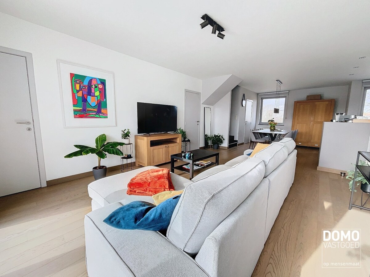 Knap en ruim appartement in het centrum van Kermt, inclusief een buitengewoon terras. 