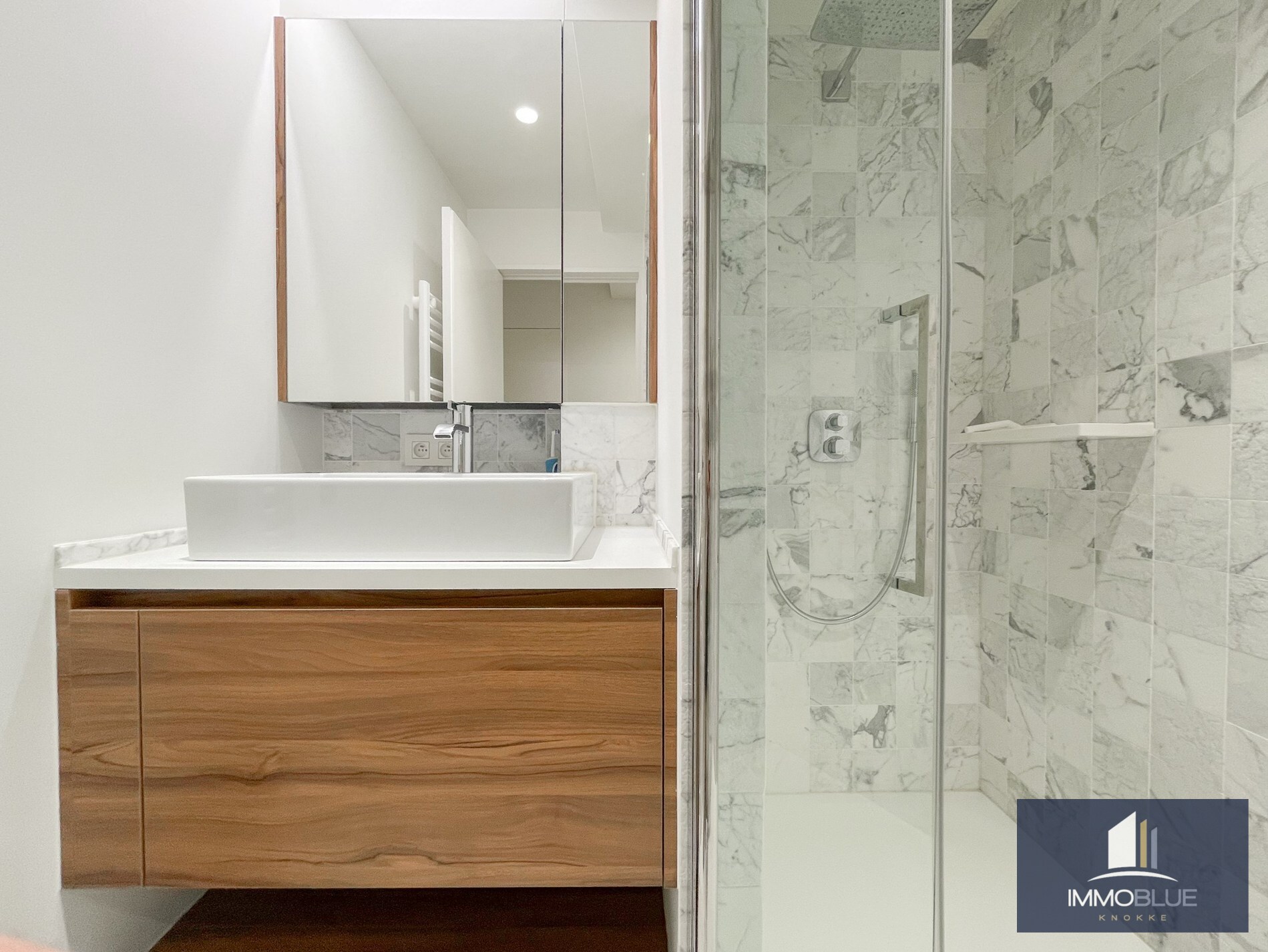 Stijlvol, instapklaar appartement met een ruim terras gelegen aan het Lichttorenplein op enkele passen van de zee. 