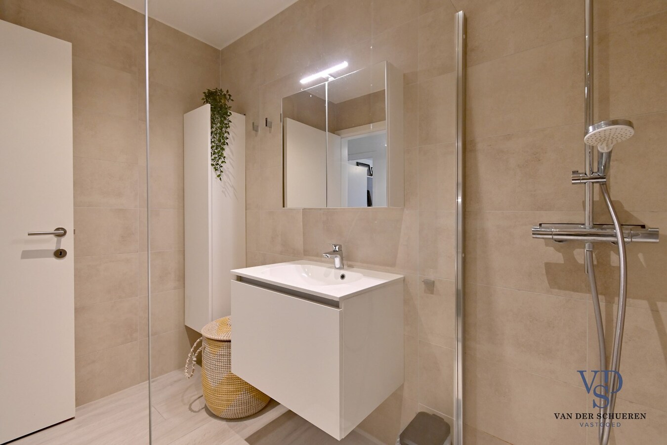 Quasi nieuwbouwappartement met ruim terras 