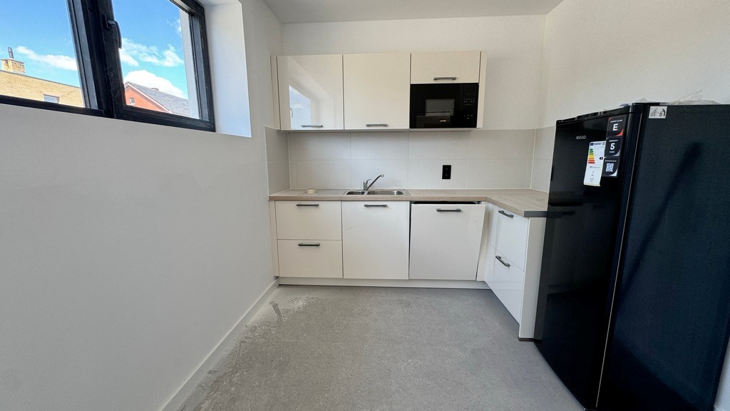 Gerenoveerd kantoor met magazijnen te huur nabij N16 te Temse