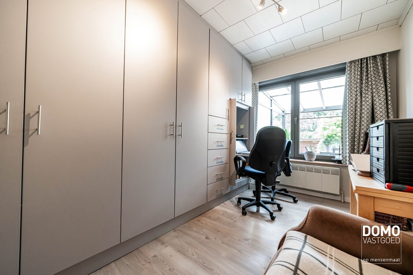 GERENOVEERDE, INSTAPKLARE GEZINSWONING MET 4 SLAAPKAMERS TE TUILT 