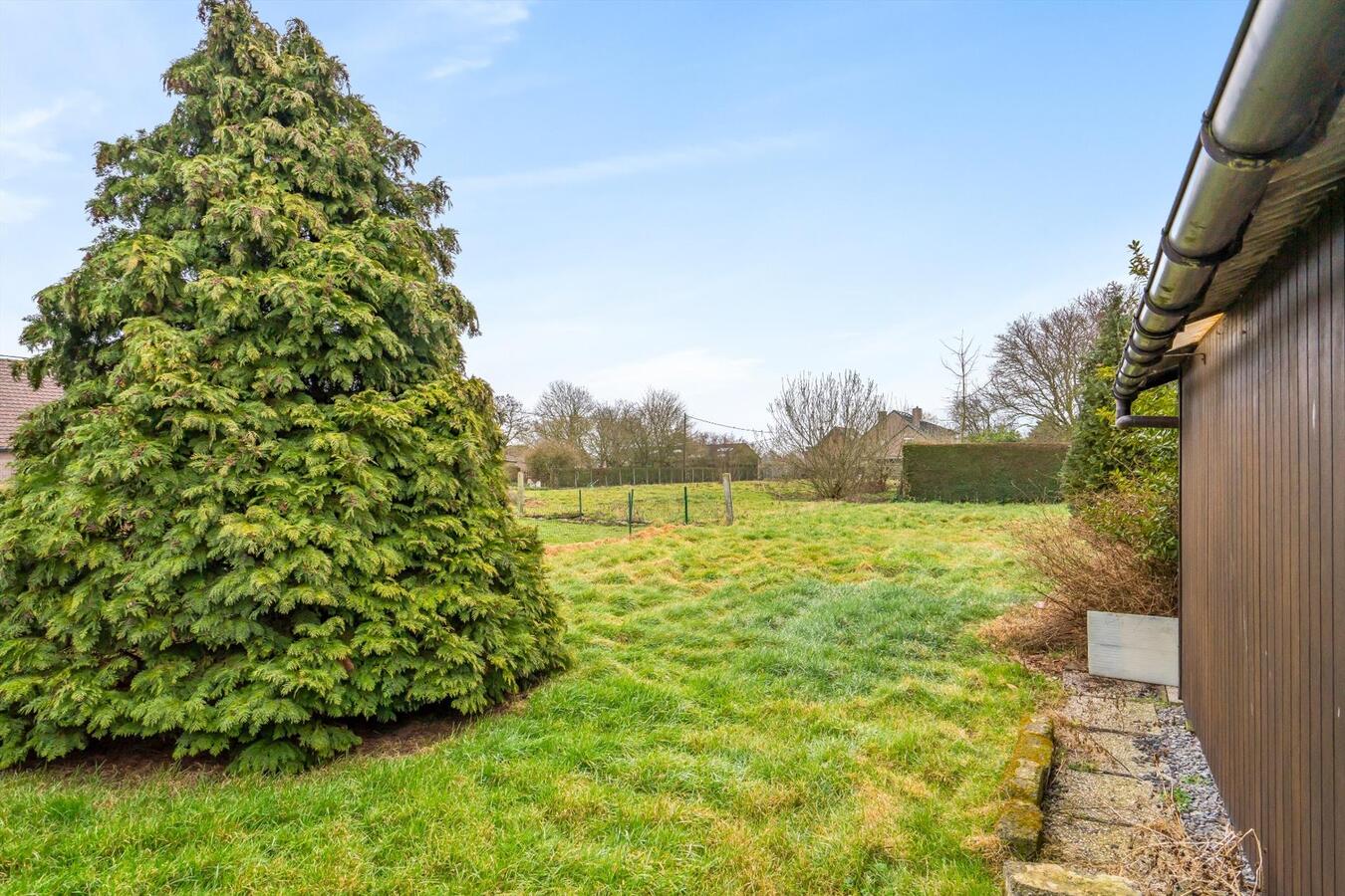 Uitstekend onderhouden halfopen woning met grote tuin 