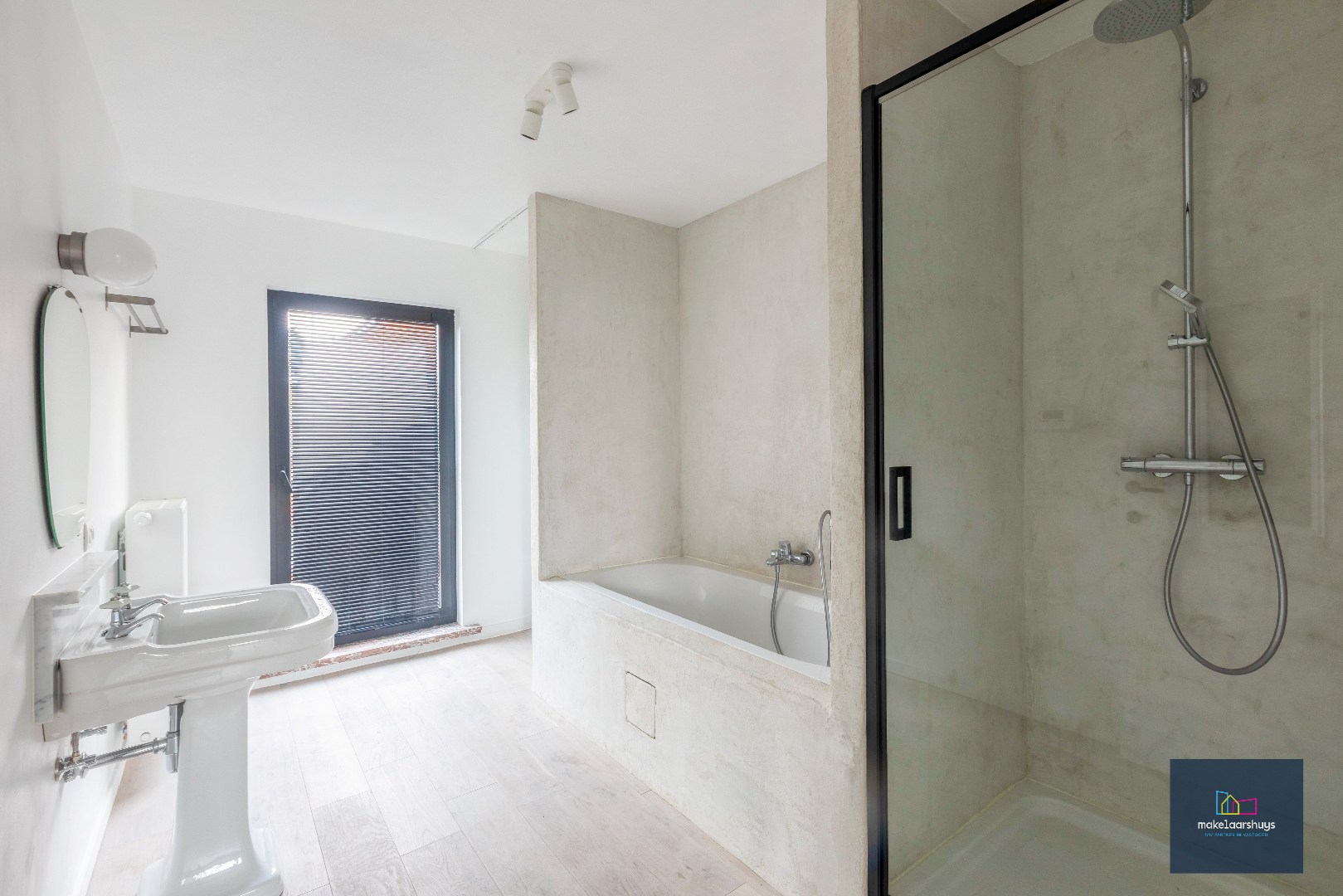 Instapklare eigendom met tuin te Mariakerke 