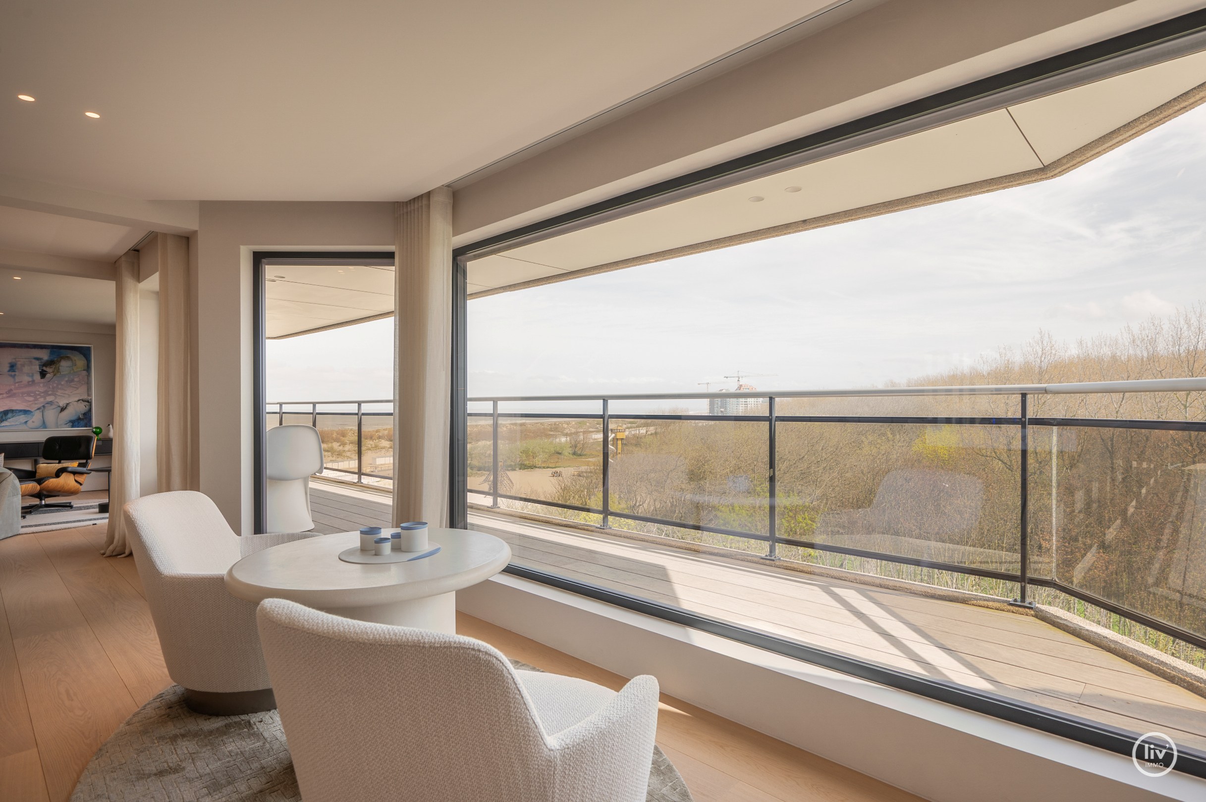 Dit magnifieke duplexappartement combineert uitzonderlijke volumes met adembenemende zichten over zowel de omliggende bossen als de zee. 