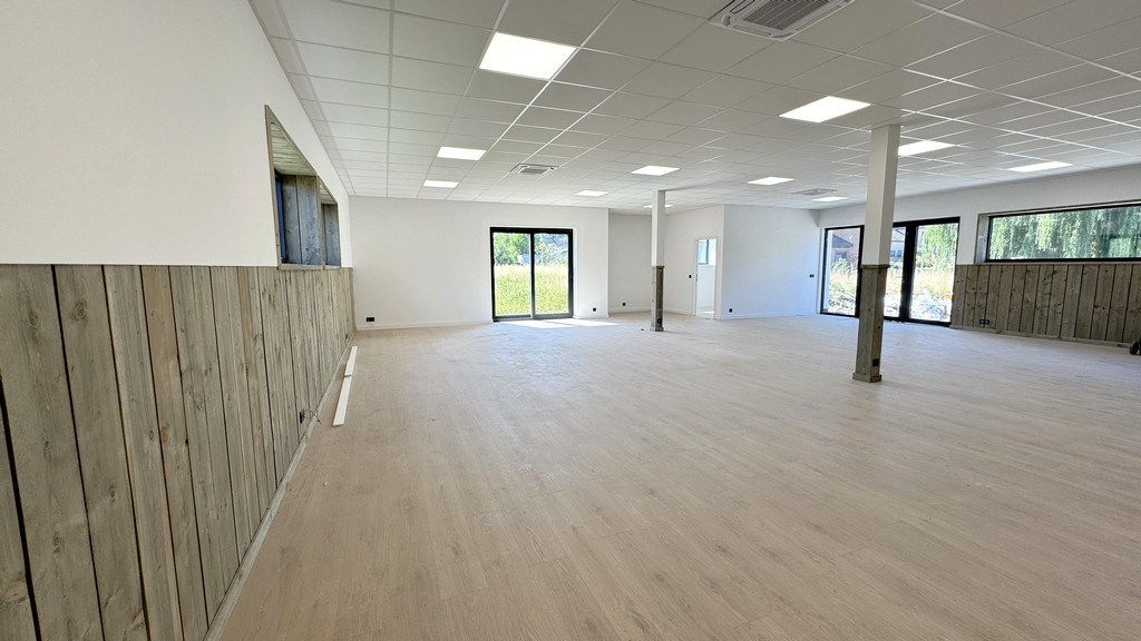 Gerenoveerd kantoor met magazijnen te huur nabij N16 te Temse