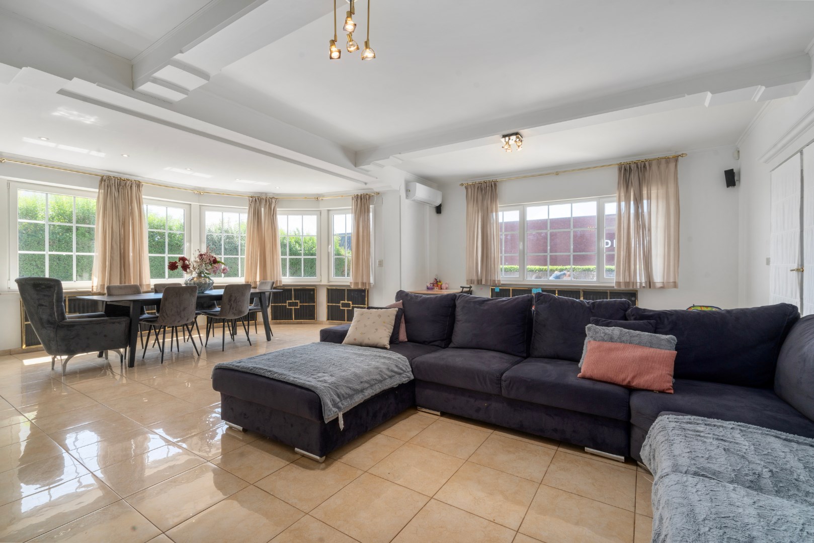 Stijlvolle villa met 5 slaapkamers op mooi perceel van 1325m² 