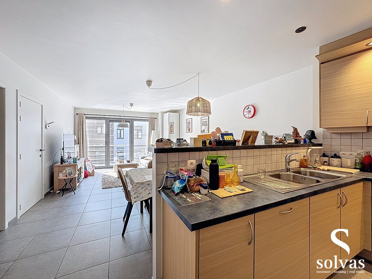 Lichtrijk appartement met terras en garage 