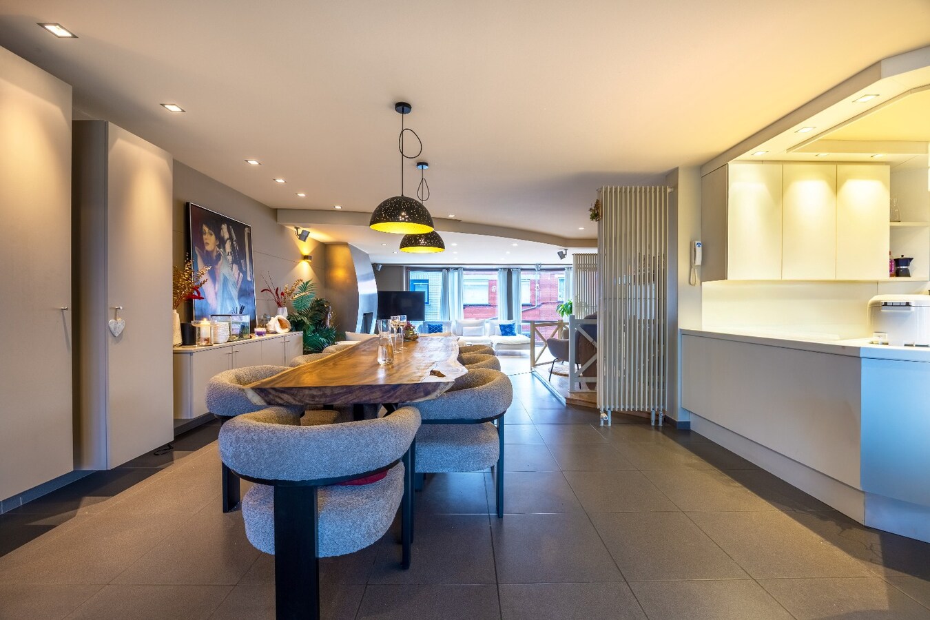 Ruime en veelzijdige bel-étagewoning met 5 slaapkamers, zuidgerichte terrassen en studio/praktijkruimte nabij de zeedijk. 