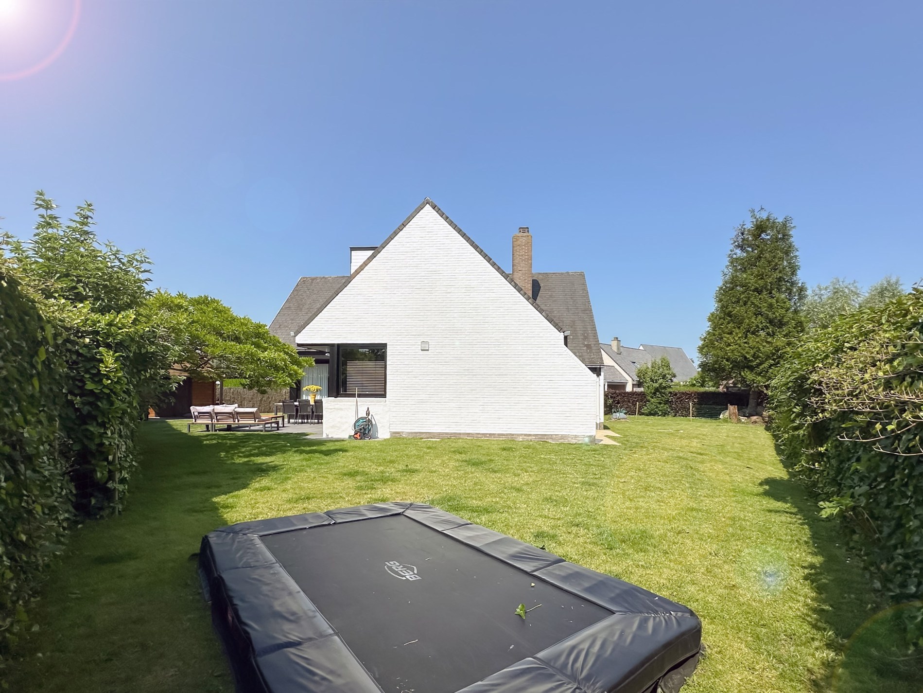 OPENDEURDAG Zaterdag 21/02 - 11u-13u (Hazelaarsdreef 7): Gezellig gerenoveerde alleenstaande villa met 3 slaapkamers en een prachtige tuin centraal gelegen in een doodlopende villawijk in Knokke. 