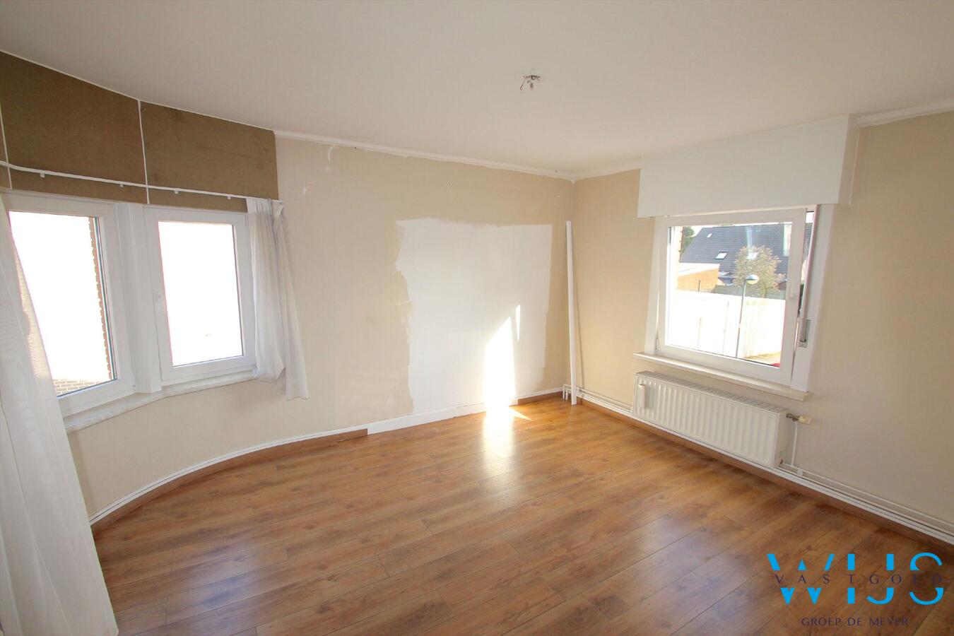 Zeer centraal gelegen en ruime woning met garage te Ertvelde ! 