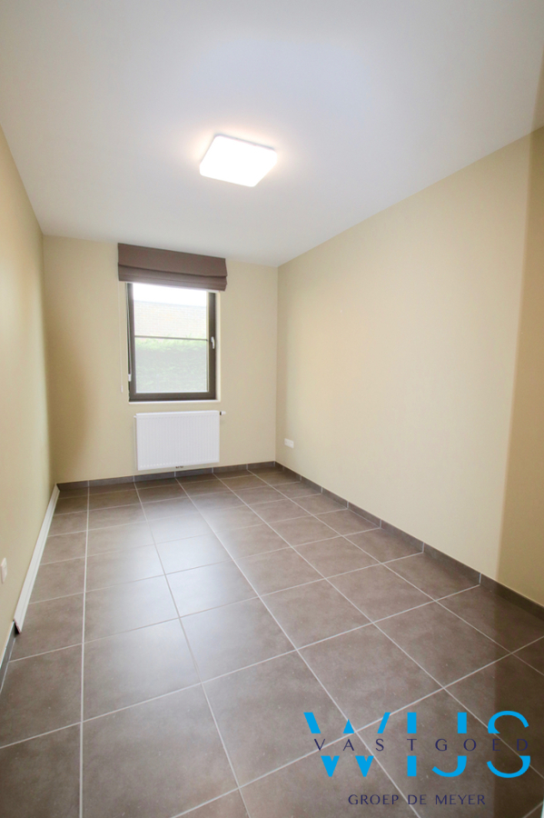 Recent GELIJKVLOERS appartement met 2 slaapkamers te Oosteeklo ! 