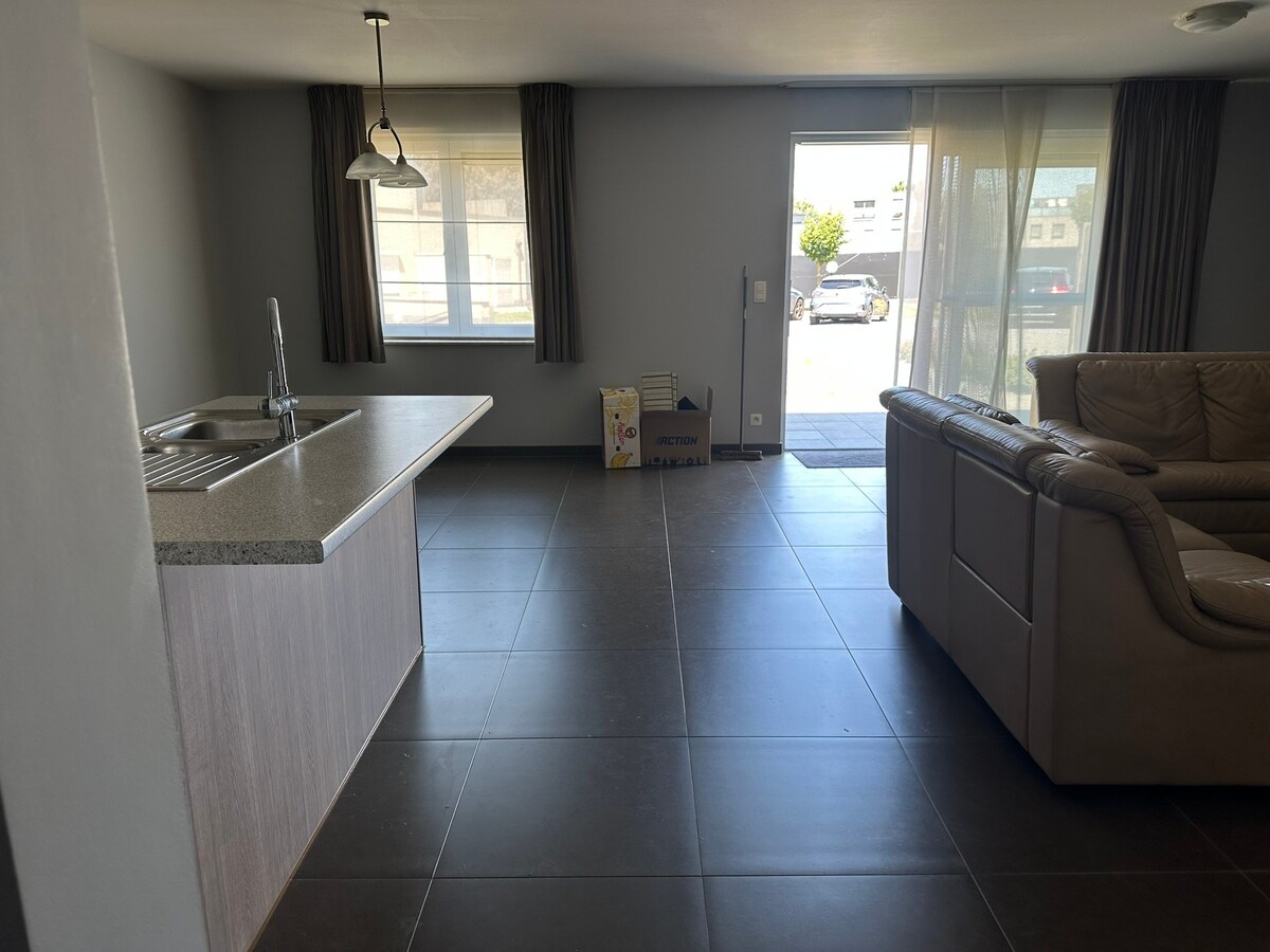 Gelijkvloers 3-gevel appartement met tuintje 