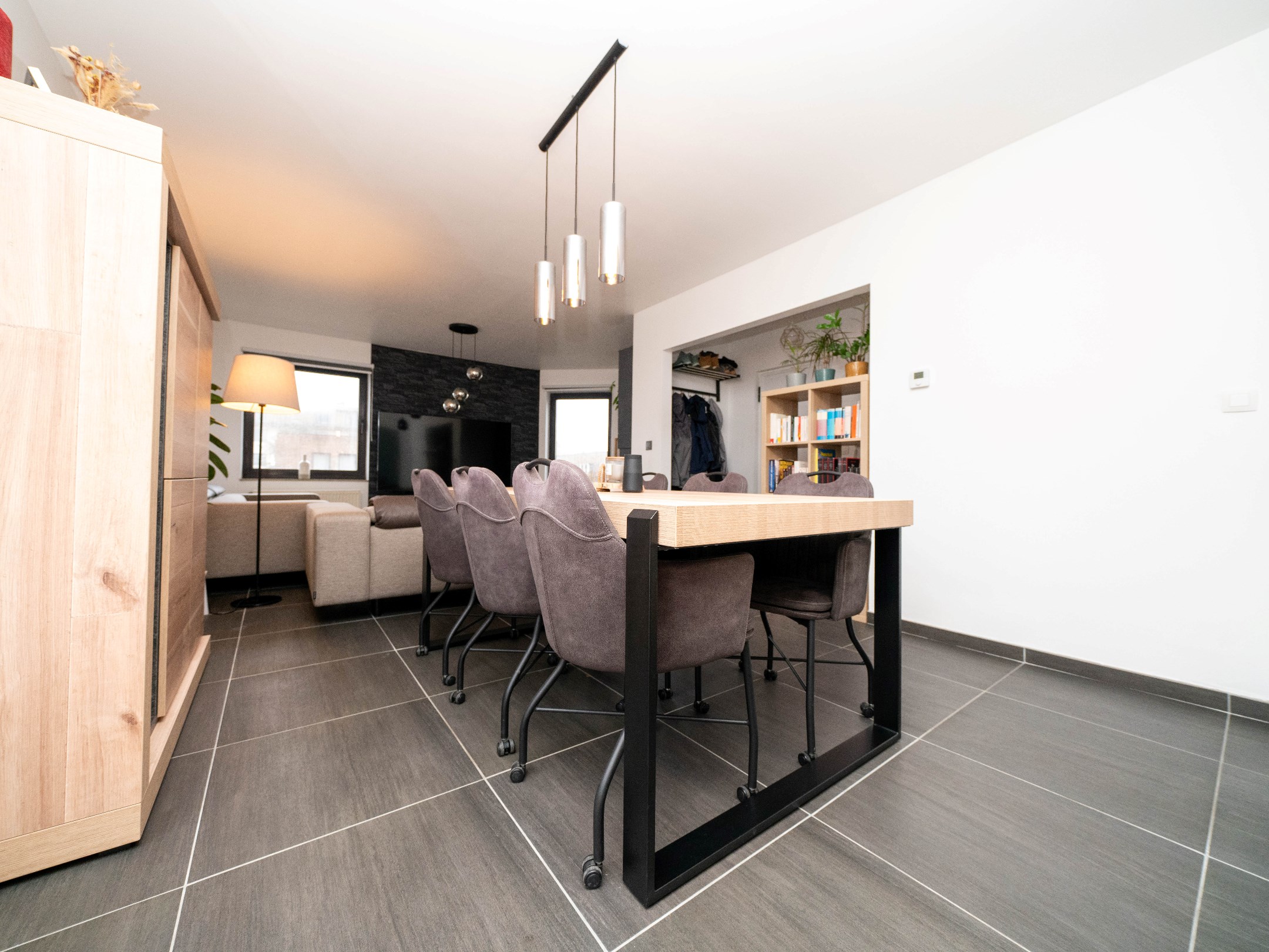 Ruim 2 kamer-appartement met dubbele garage en kelder 