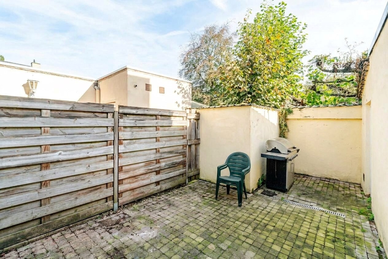 Te renoveren rijwoning met 2 slaapkamers in het centrum van Zomergem 