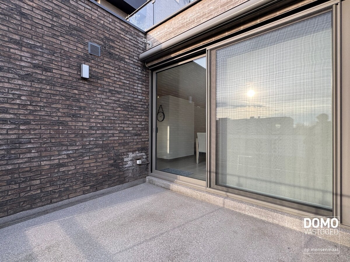 Ruim gemeubeld 2-slaapkamer appartement met terras in Kermt 