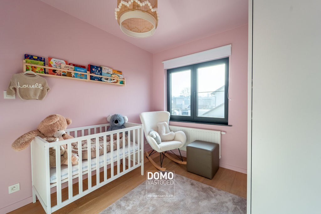 VOLLEDIG GERENOVEERDE OPEN BEBOUWING MET 4 SLAAPKAMERS EN GARAGE 