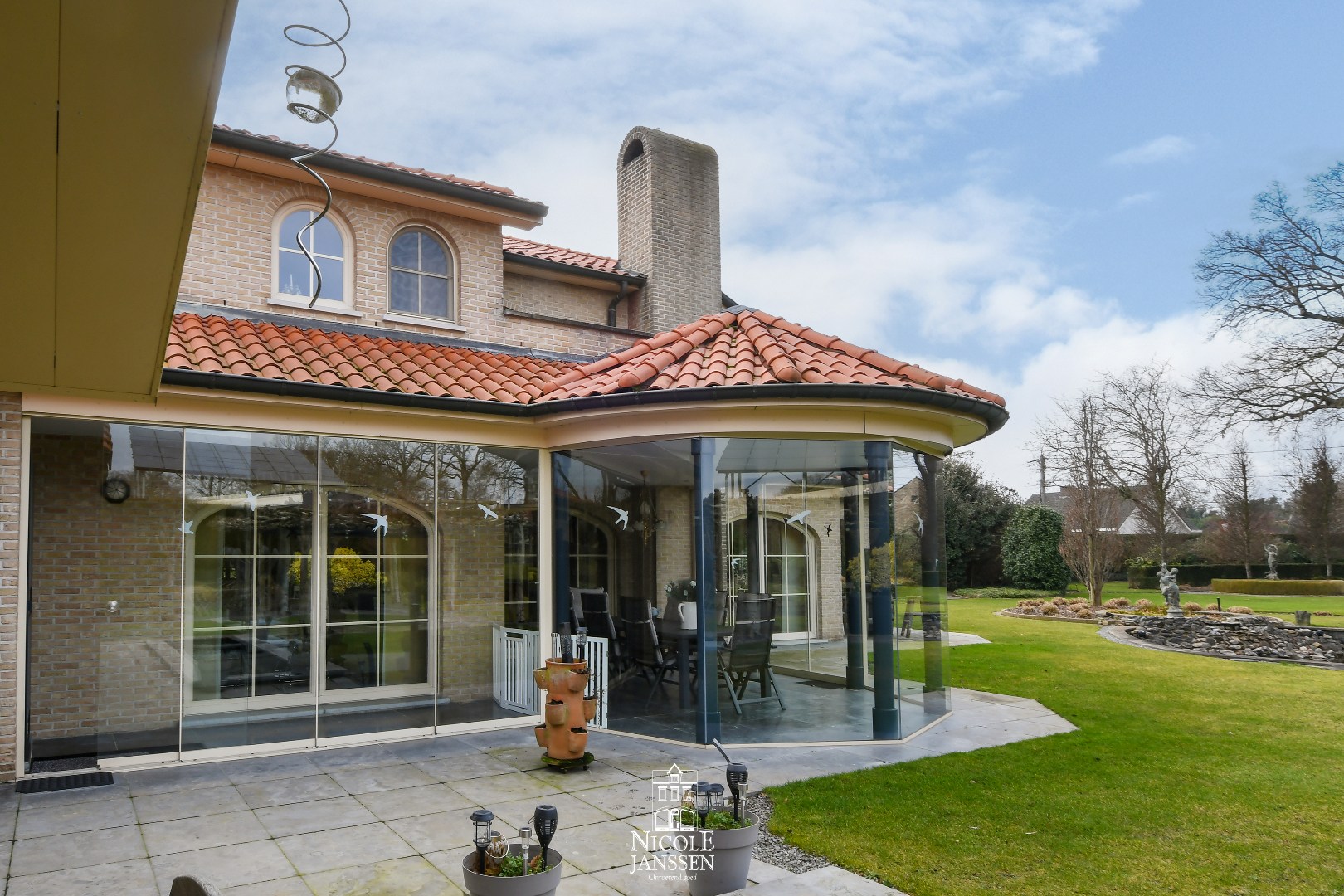 Orangerie met zicht op de tuin 