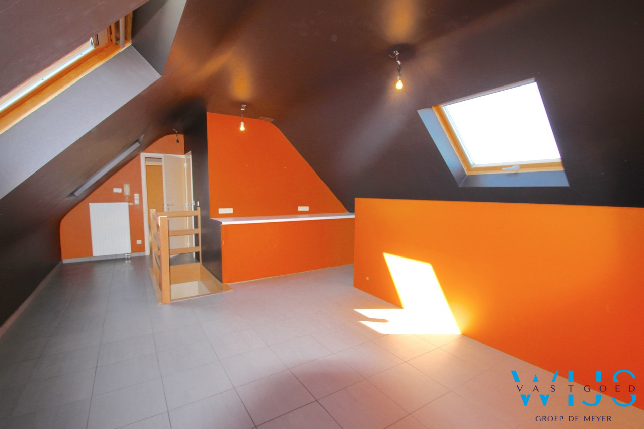 Zeer ruim lichtrijk appartement met 4 slaapkamers ! 