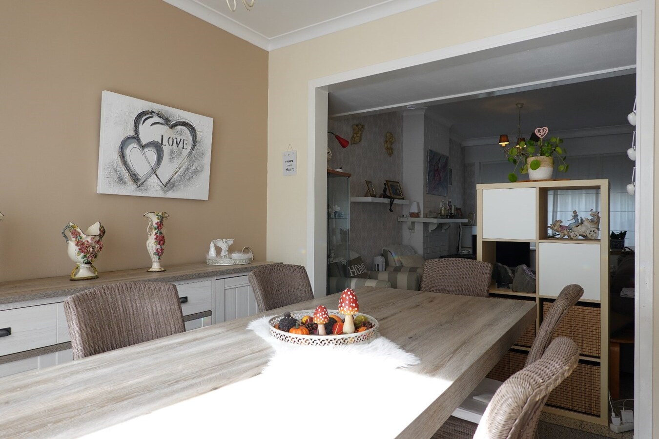 Op te frissen rijwoning in hartje Gistel 