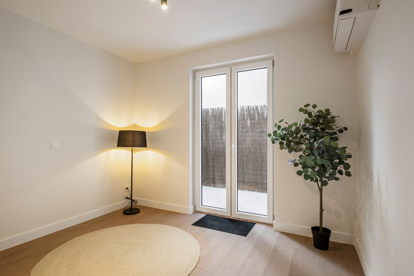 TOPLIGGING : Gelijksvloers appartement met 2 terrassen nabij de Leie te Kortrijk ! *** NONO INSPIRED *** 