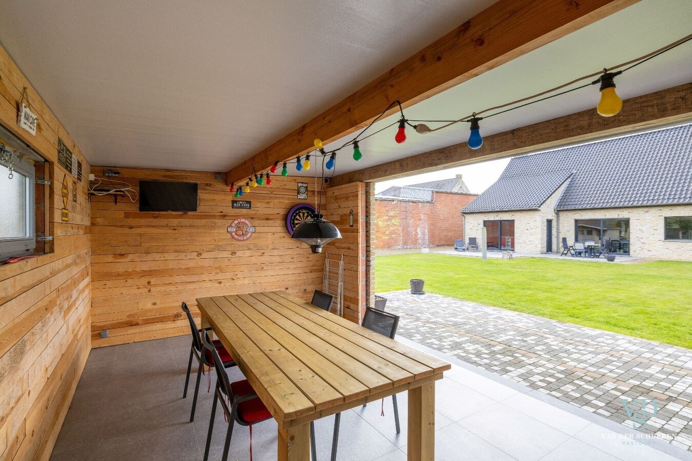 Tijdloze vrijstaande villa op ruim perceel 