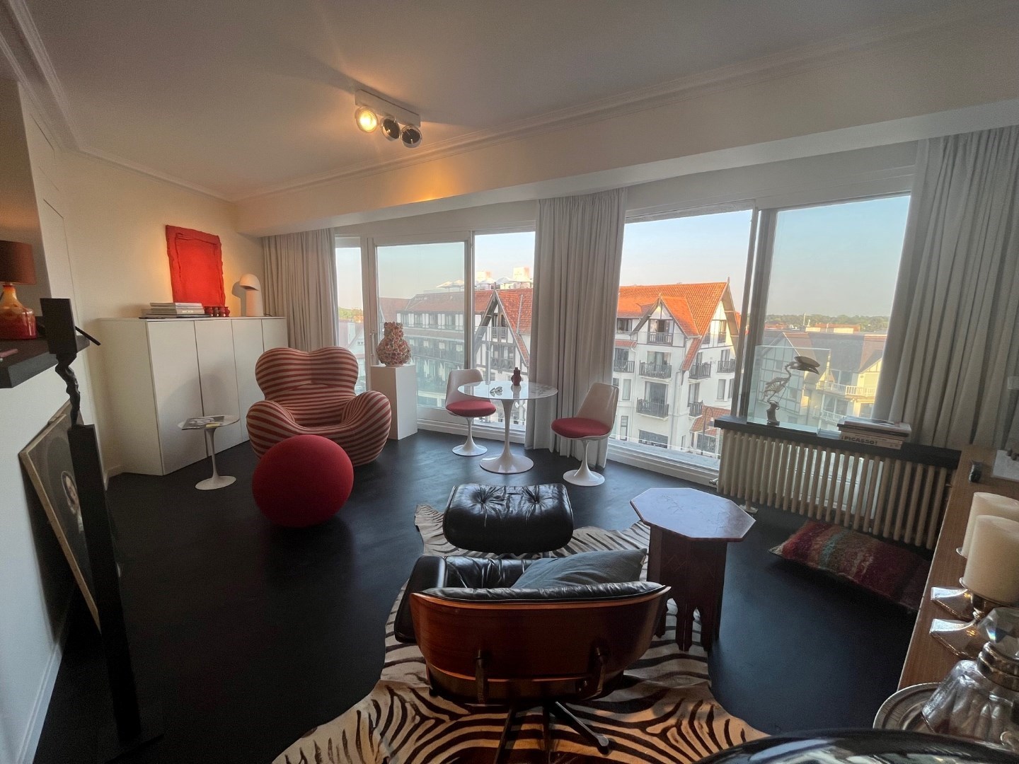 Ongemeubeld - Gezellig ingerichte studio met open zicht in het commerciële centrum van het Zoute om de hoek van het vernieuwde Albertplein. 
