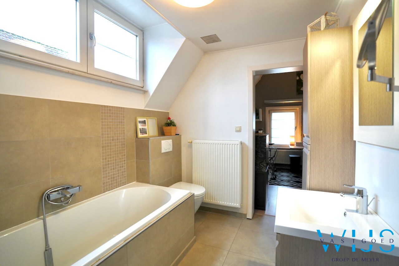 Instapklare, karaktervolle ALLEENSTAANDE woning op topligging in Ertvelde ! 