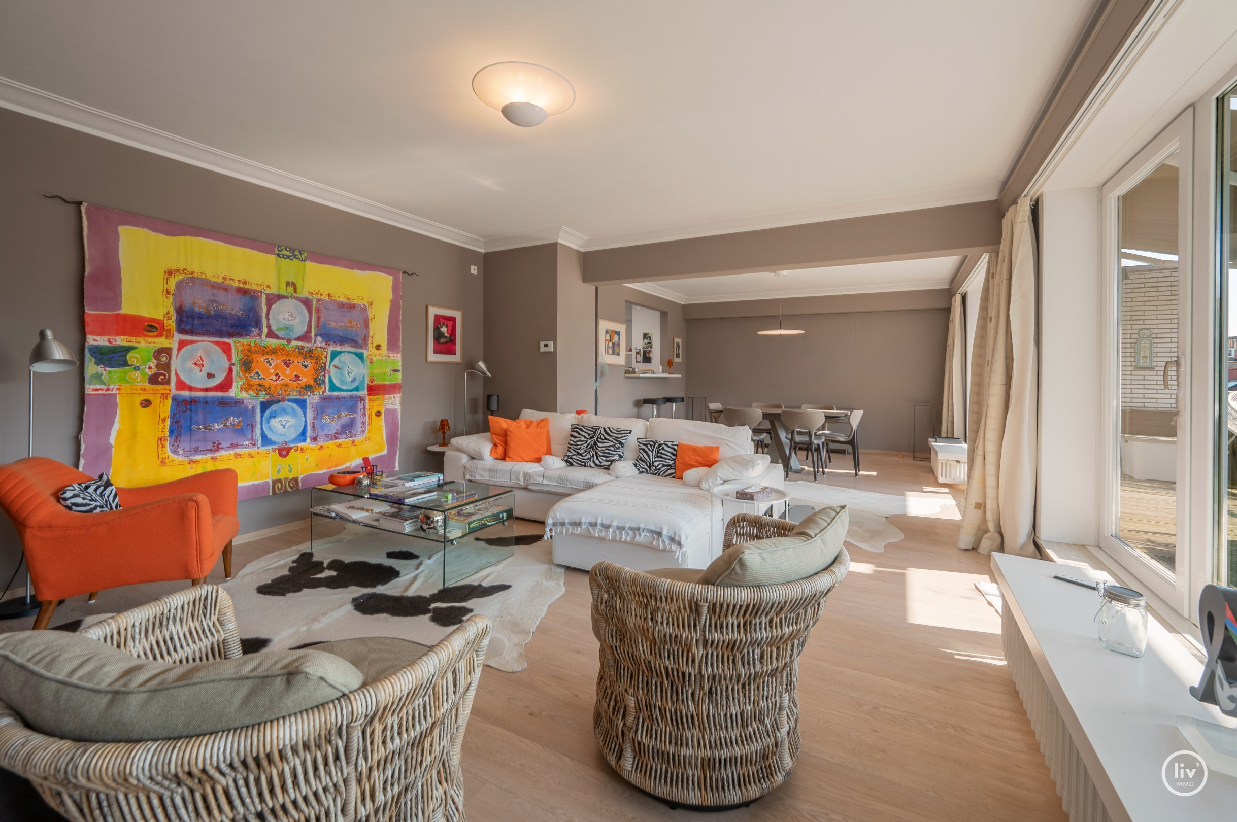 Lichtrijk dakappartement op wandelafstand van de zeedijk-Albertstrand met mogelijkheid tot aankoop van een inpandige garagebox (gelijkvloers). 