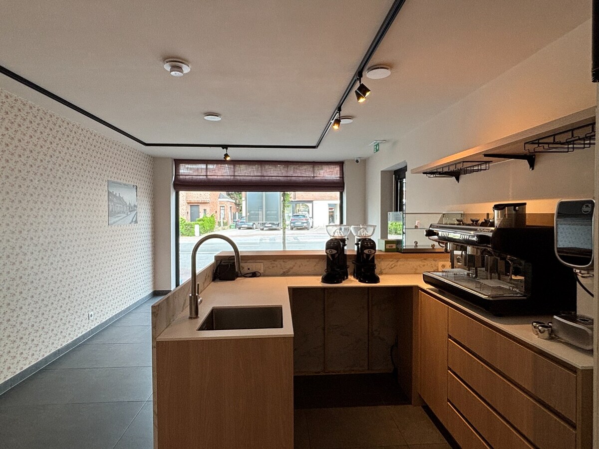 Instapklaar handelsgelijksvloers 90 m² met ruim terras  in het centrum Sint-Antonius naast Bpost. 